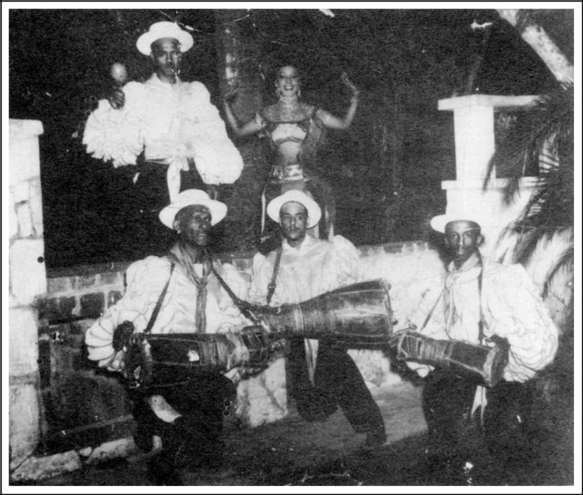 Raúl Diaz и его группа бата, по часовой стрелке, сверху слева): неизвестный танцор, Merceditas Valdés, Francisco Aguabella, Diaz и Trinidad Torregosa. Коллекция Майкла Спиро.