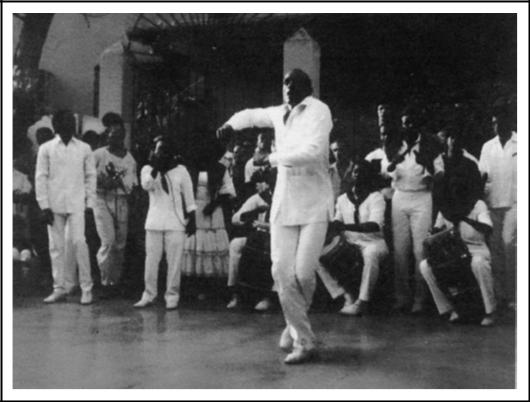 Танцор румбы колумбии Chiquitico, Conjunto Folklórico Nacional, Гавана, 1990 Коллекция Nancy Berglass.