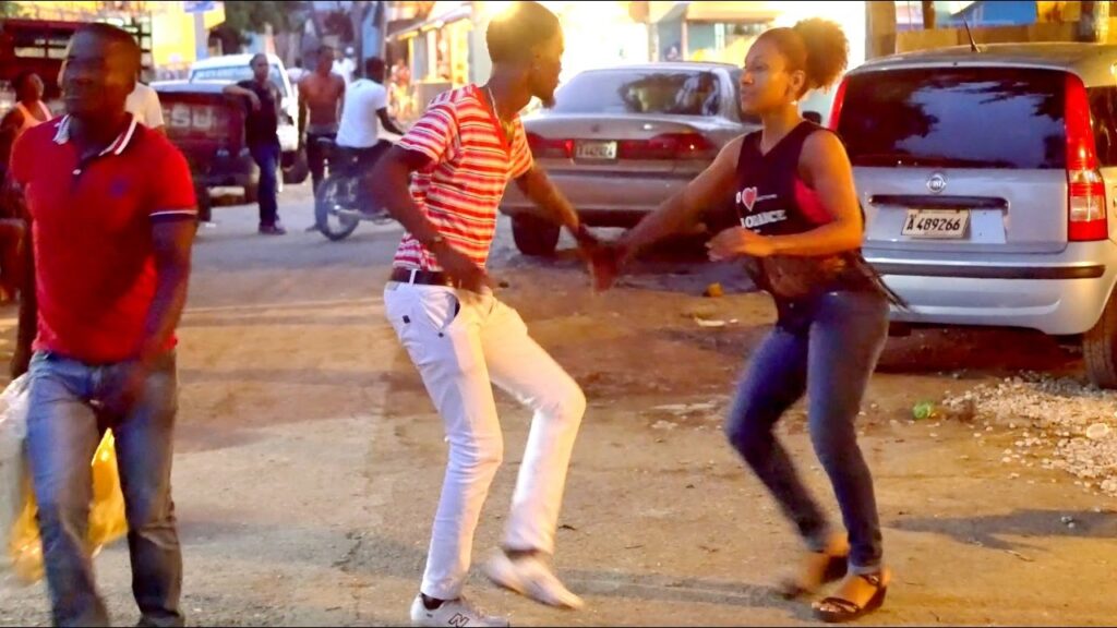 Пара танцует доминиканскую бачату прямо на улице и это является нормой, когда-нибудь и в России это будет нормой жизни