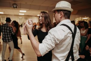 Тимба - стиль кубинского танца исполнения сальсы с элементами афрорумбы, фанка, хип-хопа и любых других средств, доступных для обыгрывания музыки. В основе танца лежит кубинская сальса (Salsa casino). Музыка Тимбы - это сплав джаза, сальсы, кубинского фольклора и рока.