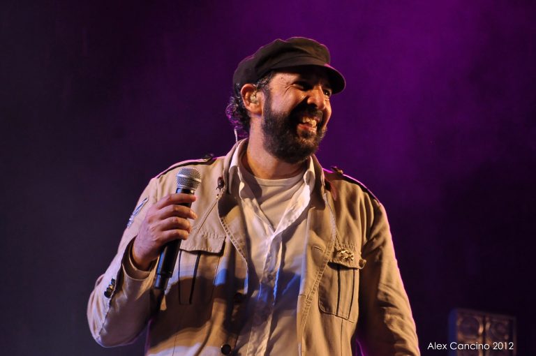 Juan Luis Guerra на концертном фото 2012 года